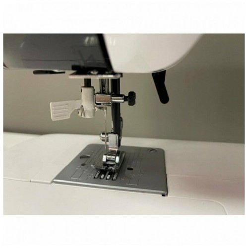 Швейная машина Comfort 2545 (белый/черный) 2