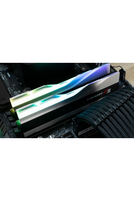 Оперативная память G.Skill Trident Z5 RGB 32 ГБ (16 ГБ x 2 шт.) DDR5 6000 МГц DIMM CL36 (F5-6000J3636F16GX2-TZ5RS) 